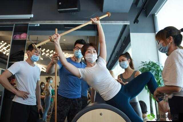 疯狂健身课李欣笔趣：燃爆健身之旅