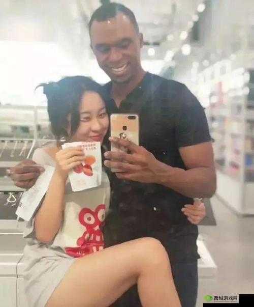 :亚裔美女被黑人巨大进入,到底发生了什么?