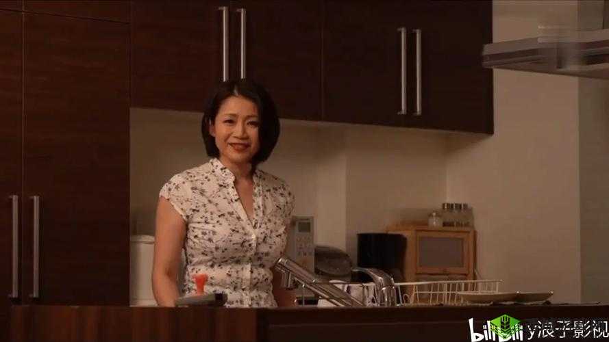 友田真希:中文字幕+乱码背后的神秘女子